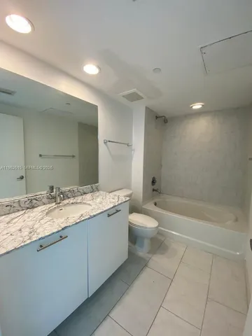 $3,200 | 950 Brickell Bay Drive, Unit 4002, Miami, FL 33131