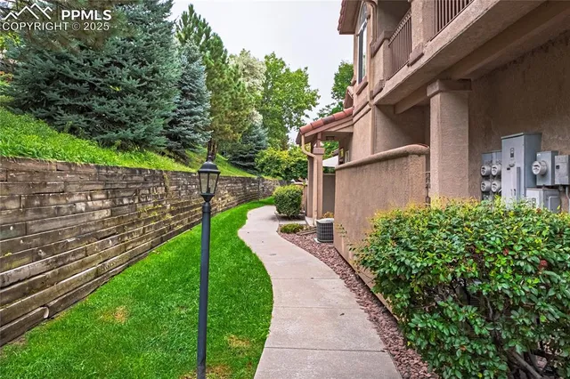 a view of a back yard