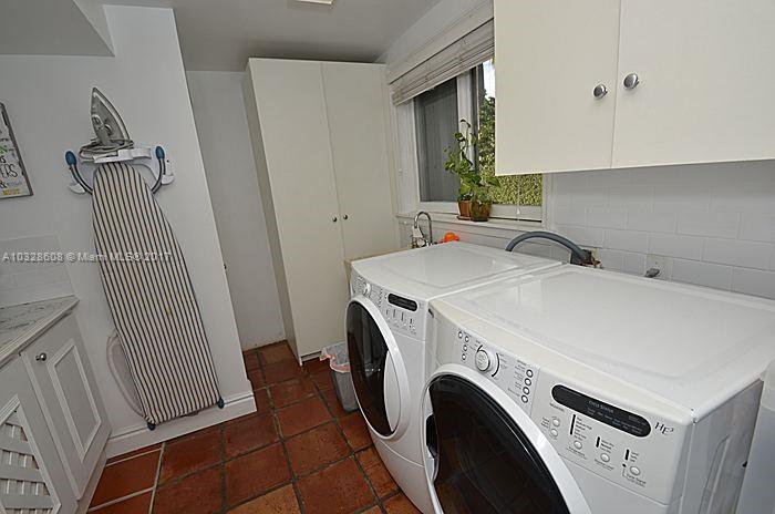 8150 Erwin Road Miami, FL 33143 - Photo 29 of 36 a utility room with dryer and washer