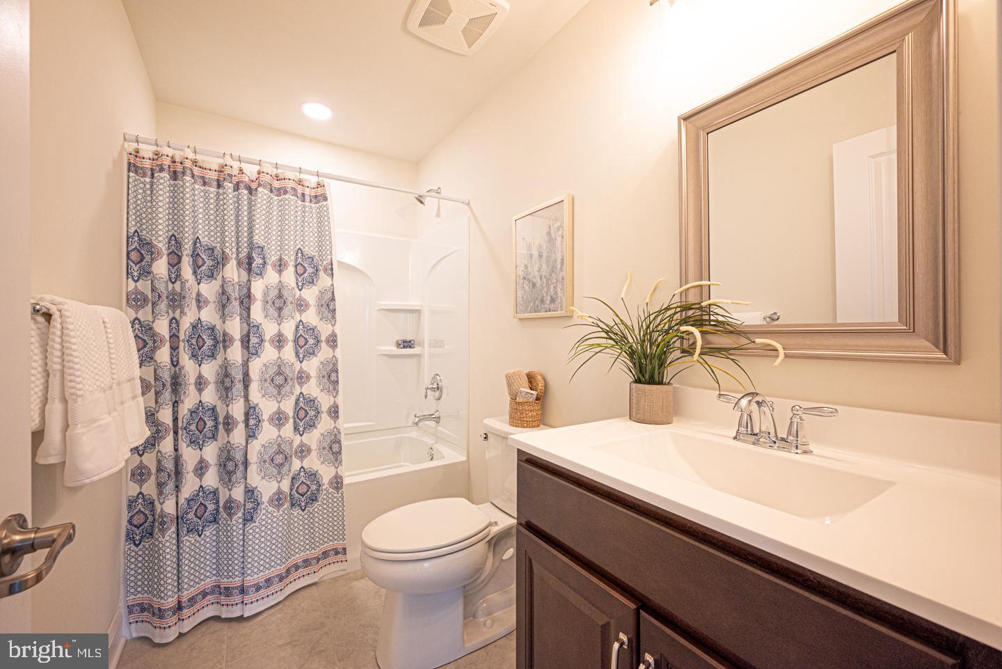 814 Paddock Road Downingtown, PA 19335 - Photo 38 of 55 Full Bath for Guests!