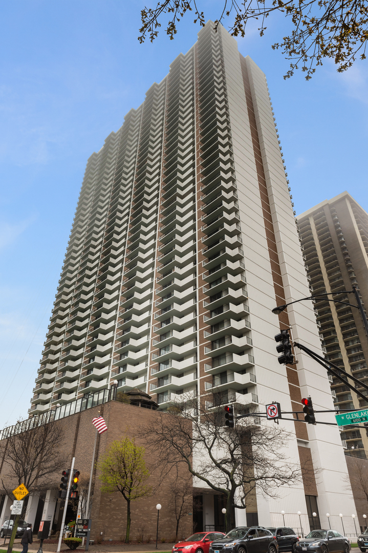 6033 North Sheridan Road, Unit 39G Chicago, IL 60660 - Photo 1 of 15 a view of a large building