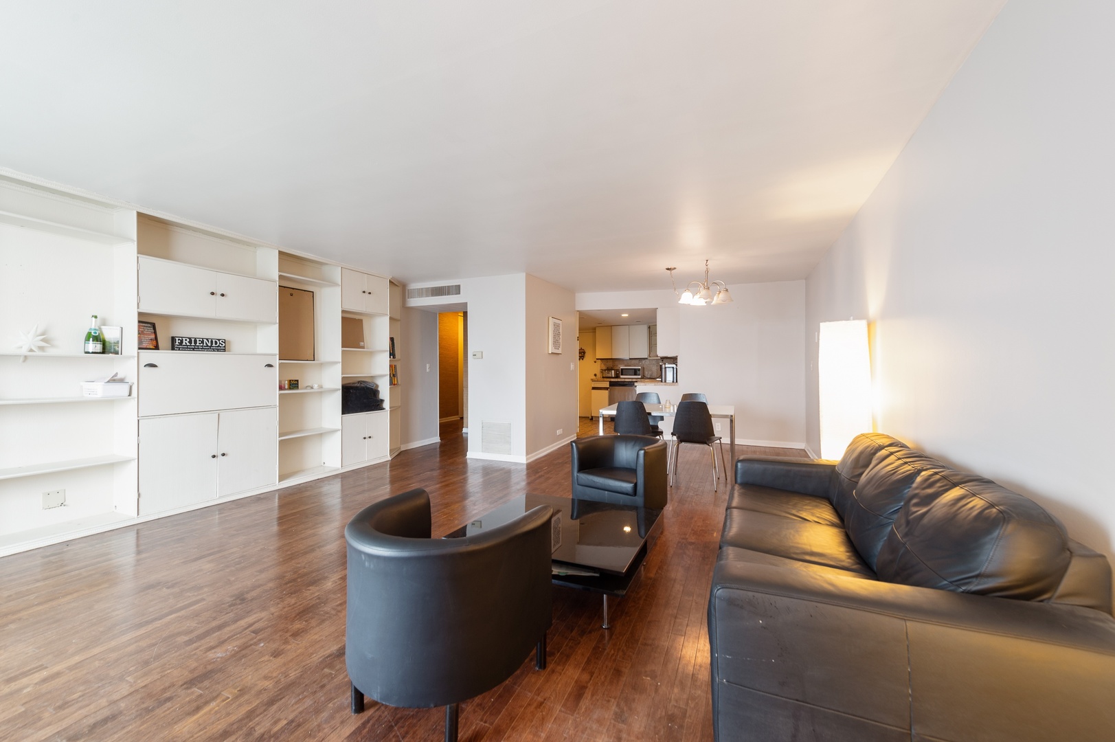 6033 North Sheridan Road, Unit 39G Chicago, IL 60660 - Photo 2 of 15 a living room with furniture and a wooden floor