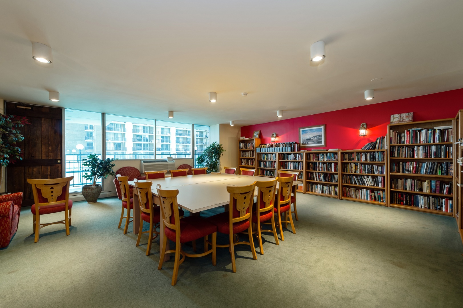 6033 North Sheridan Road, Unit 39G Chicago, IL 60660 - Photo 12 of 15 a dining area with a table and chairs