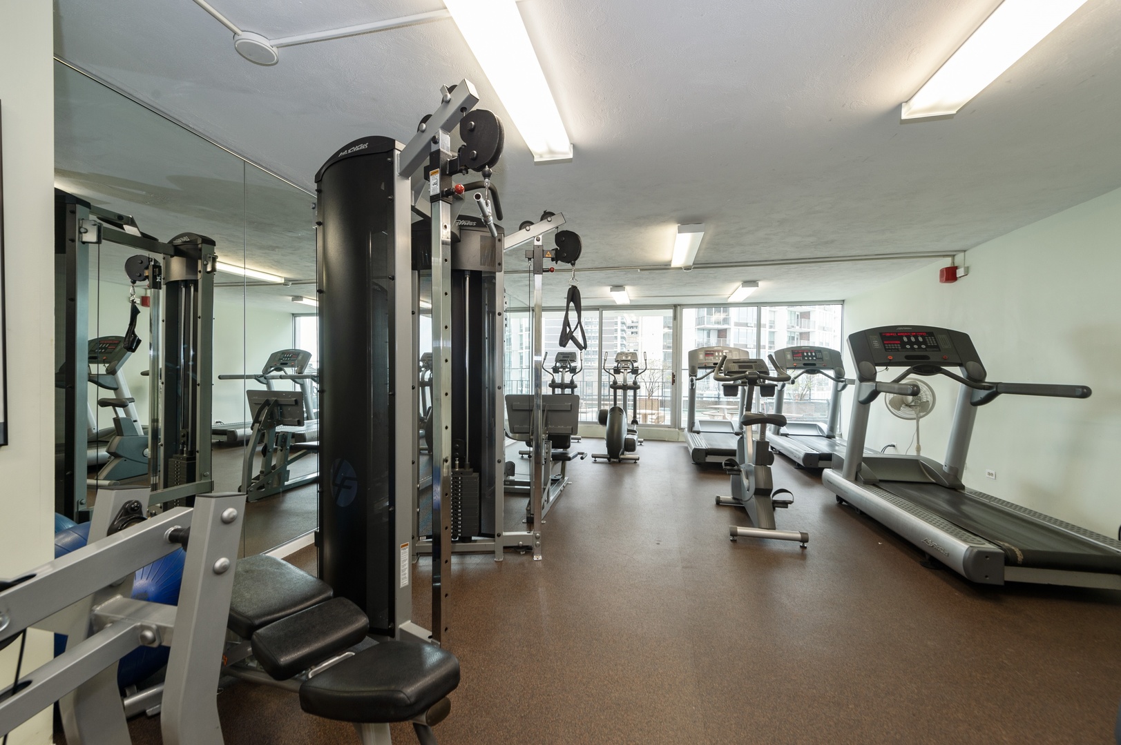 6033 North Sheridan Road, Unit 39G Chicago, IL 60660 - Photo 13 of 15 a gym room with gym equipment