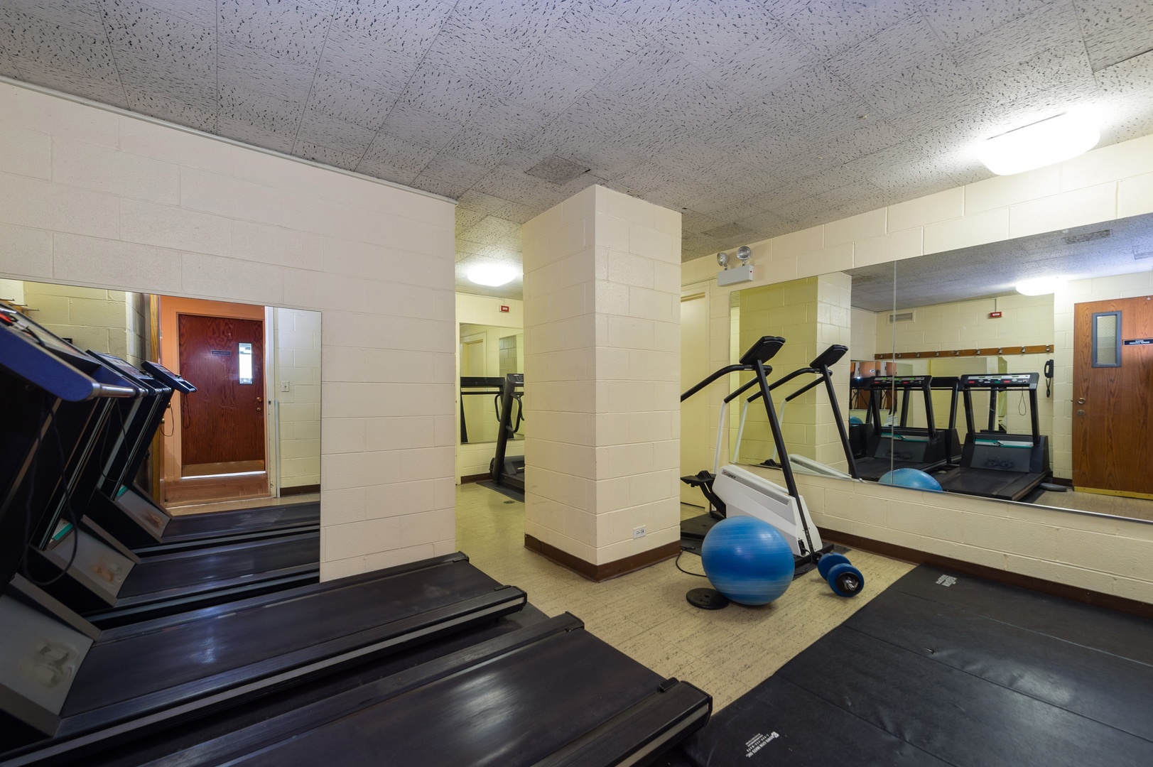 6033 North Sheridan Road, Unit 39G Chicago, IL 60660 - Photo 14 of 15 a view of a room with gym equipment