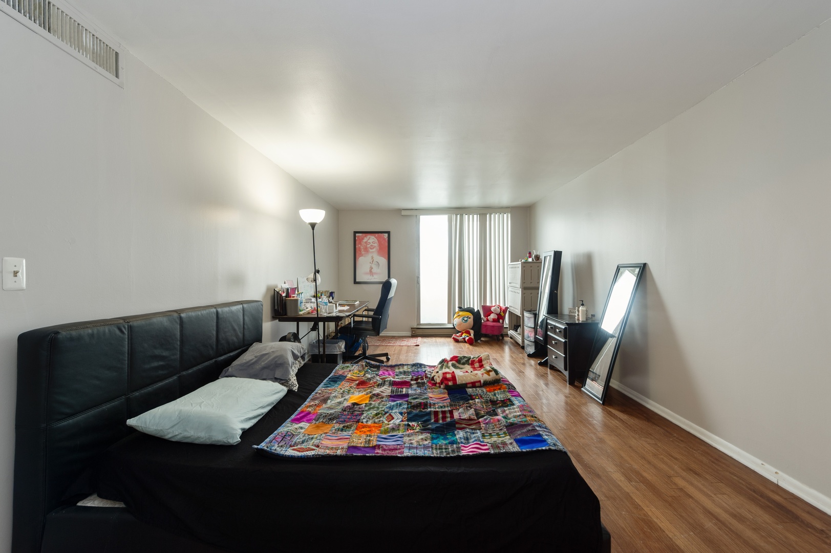 6033 North Sheridan Road, Unit 39G Chicago, IL 60660 - Photo 5 of 15 a living room with furniture fireplace and flat screen tv