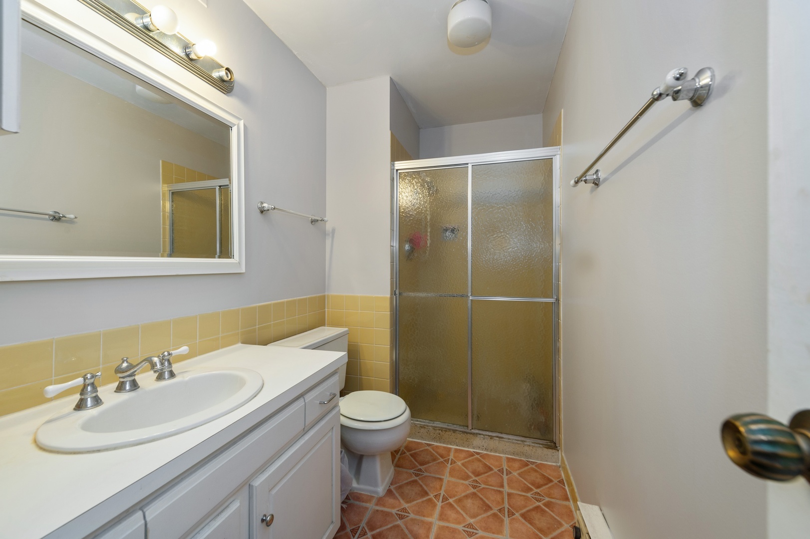 6033 North Sheridan Road, Unit 39G Chicago, IL 60660 - Photo 6 of 15 a bathroom with a sink toilet and shower