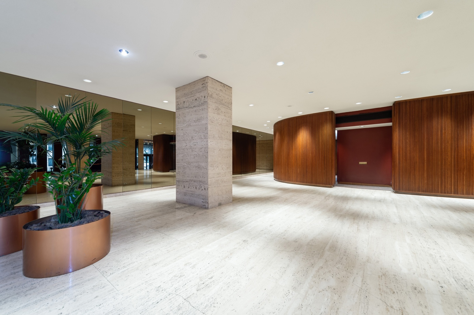 6033 North Sheridan Road, Unit 39G Chicago, IL 60660 - Photo 9 of 15 a view of a living room and entryway