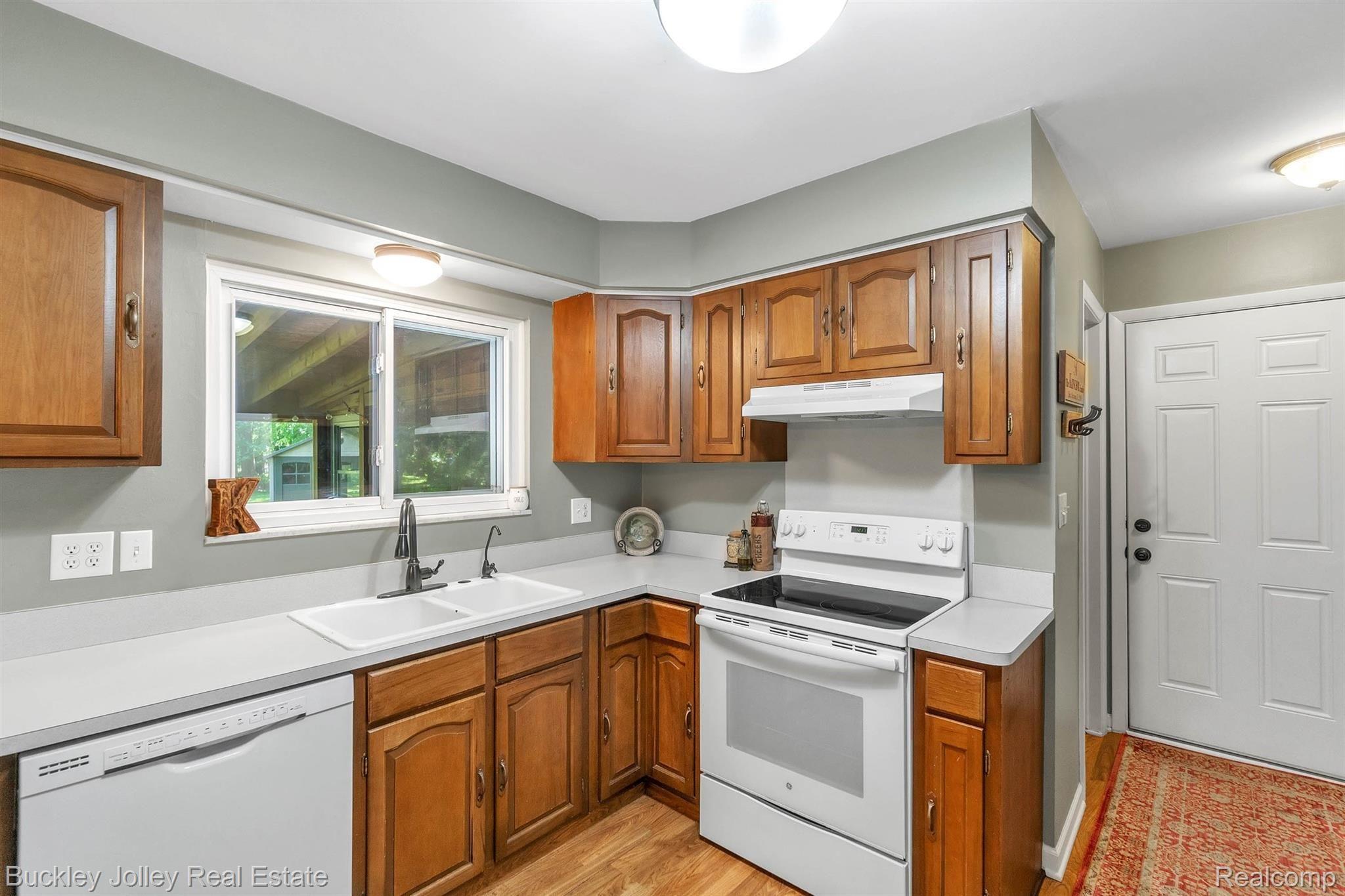 6454 Brighton Road Brighton, MI 48116 - Photo 3 of 28 Appliances are Staying.jpg
