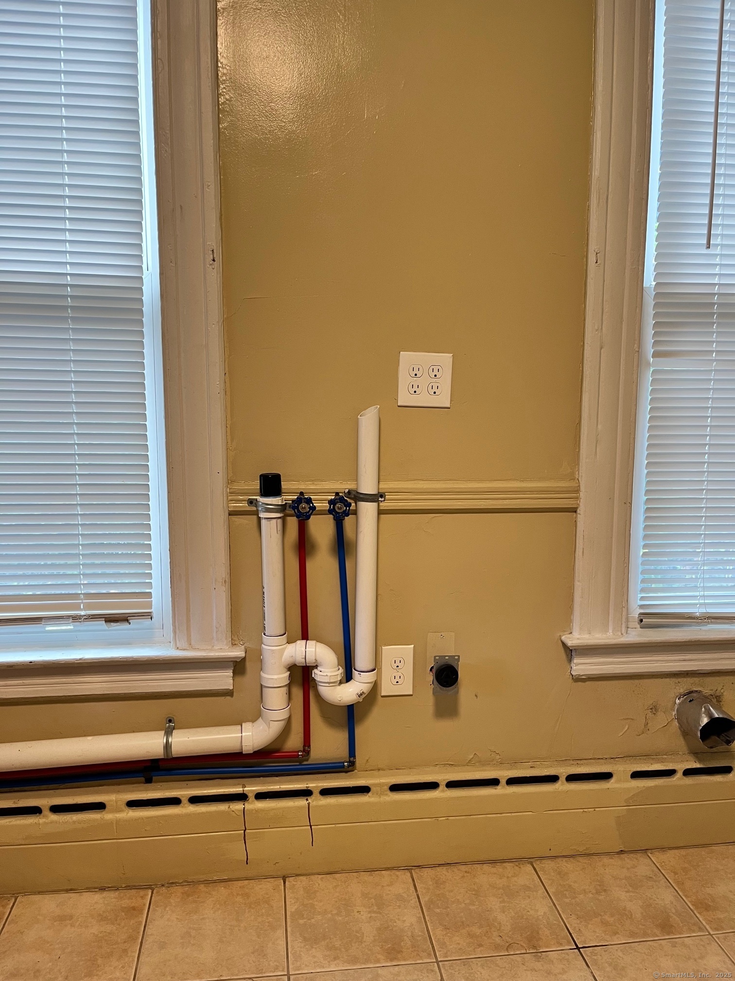 308 Edgewood Street, Unit 1 Hartford, CT 06112 - Photo 9 of 23 a view of a balcony with chairs