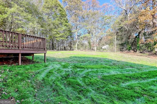 a view of a backyard with pathway