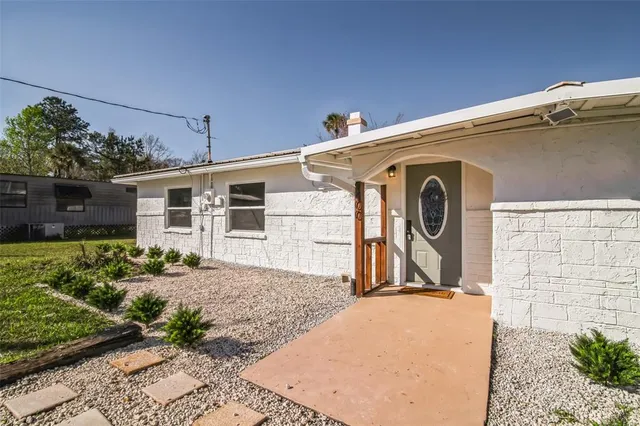 a view of a house with backyard