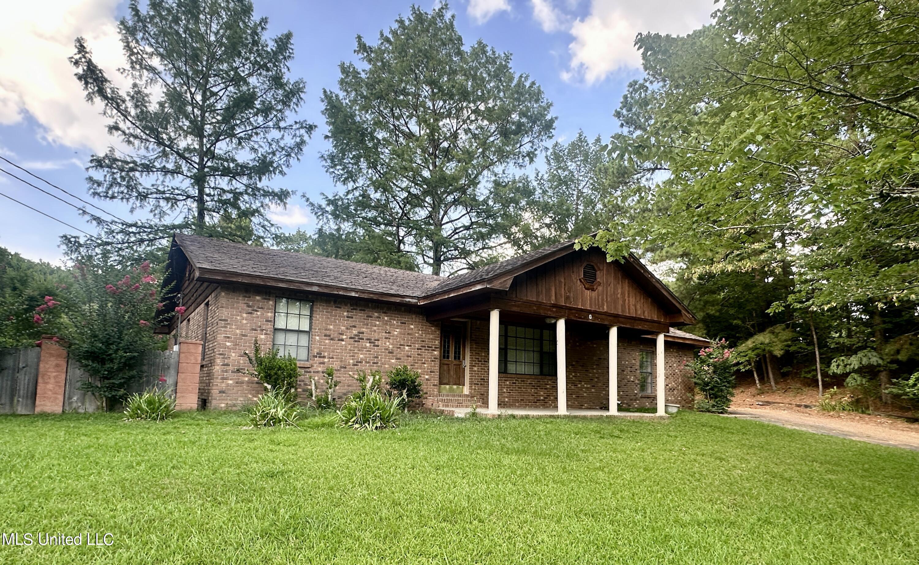 24076 Highway 8 Grenada, MS 38901 - Photo 2 of 21 IMG_6778