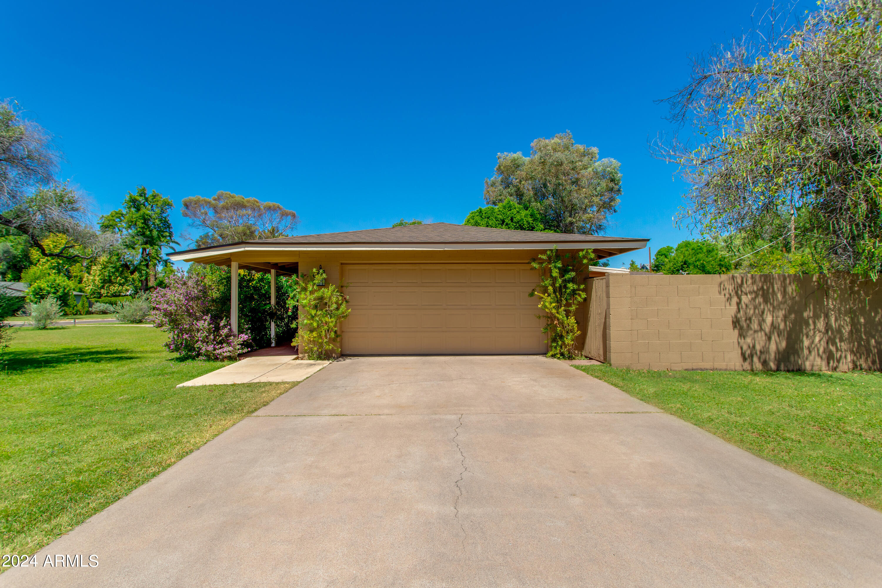 1002 West Solano Drive Phoenix, AZ 85013 - Photo 4 of 24 06-Solano