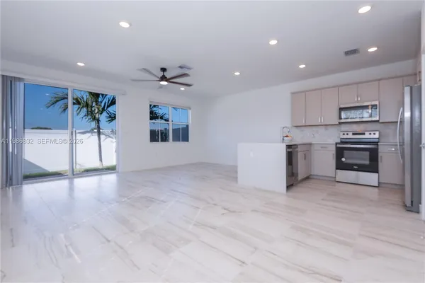 $4,450 | 230 Southwest 170th Avenue, Pembroke Pines, FL 33027