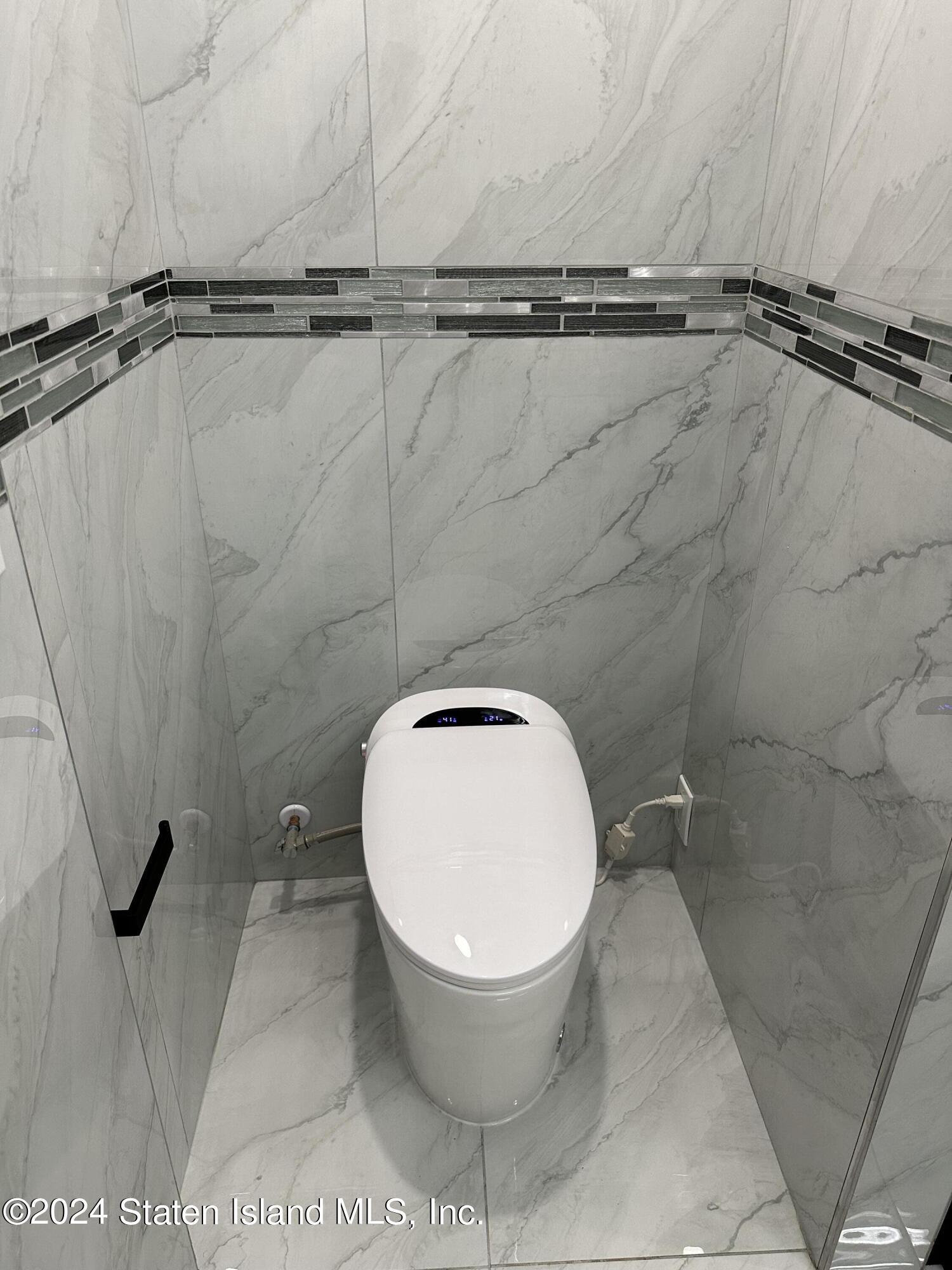81 Manor Road Staten Island, NY 10310 - Photo 15 of 44 Bathroom