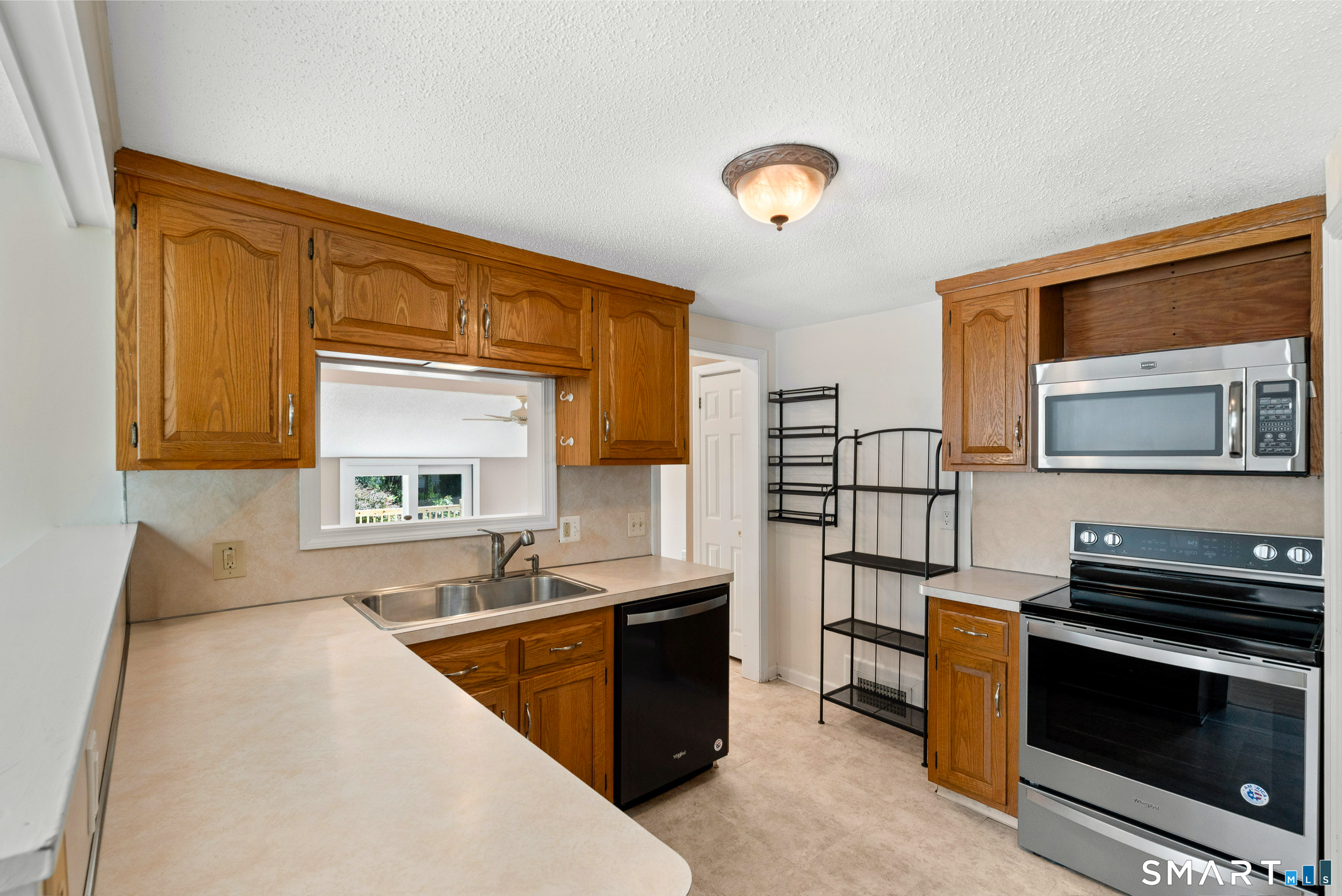 43 Sunset Road Newington, CT 06111 - Photo 5 of 27 Gallery Image 5