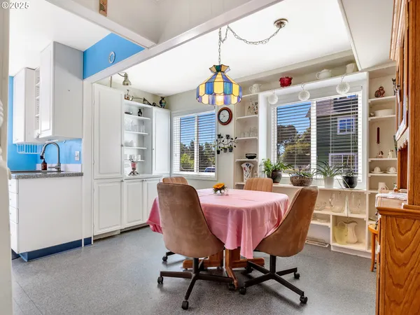 $599,999 | 460 12th Avenue, Seaside, OR 97138