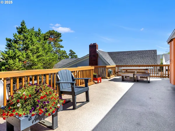 $599,999 | 460 12th Avenue, Seaside, OR 97138