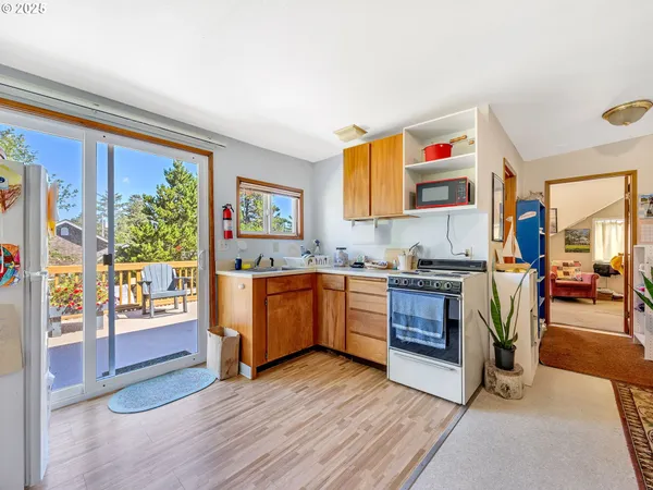 $599,999 | 460 12th Avenue, Seaside, OR 97138