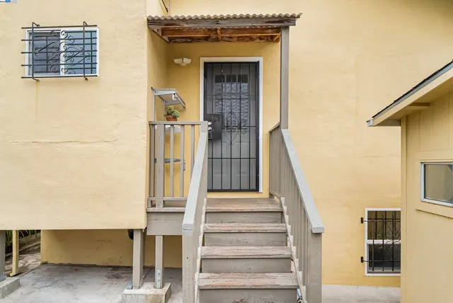a view of entryway with a front door