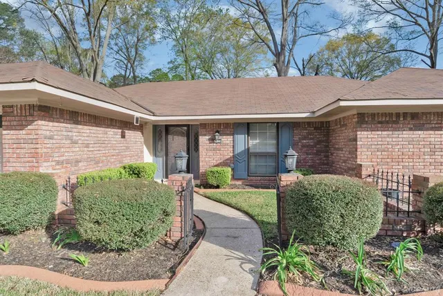 a view of a house with backyard