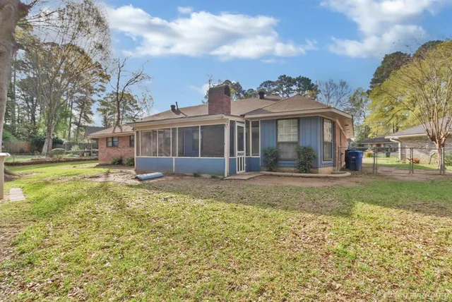 a view of a house with a yard