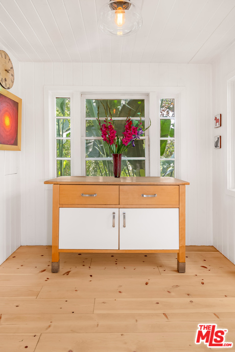 21042 Entrada Road Topanga, CA 90290 - Photo 21 of 49 a view of small entryway