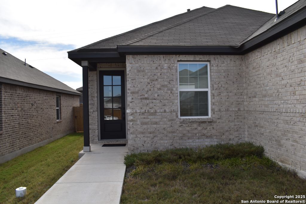 9210 Espadrille Run Converse, TX 78109 - Photo 2 of 17 a front view of a house with a yard