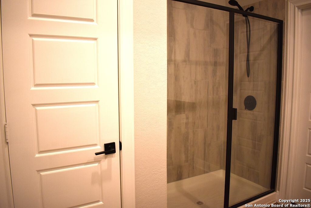 9210 Espadrille Run Converse, TX 78109 - Photo 8 of 17 a bathroom with a shower