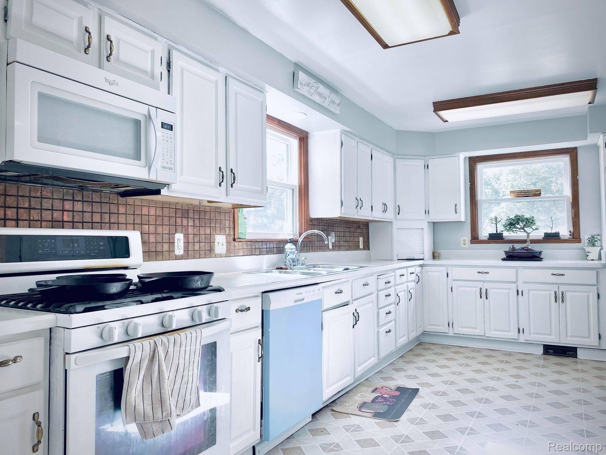 15521 Merriman Road Livonia, MI 48154 - Photo 9 of 27 120316768_784015475699015_2079525650301714983_n.jpg
