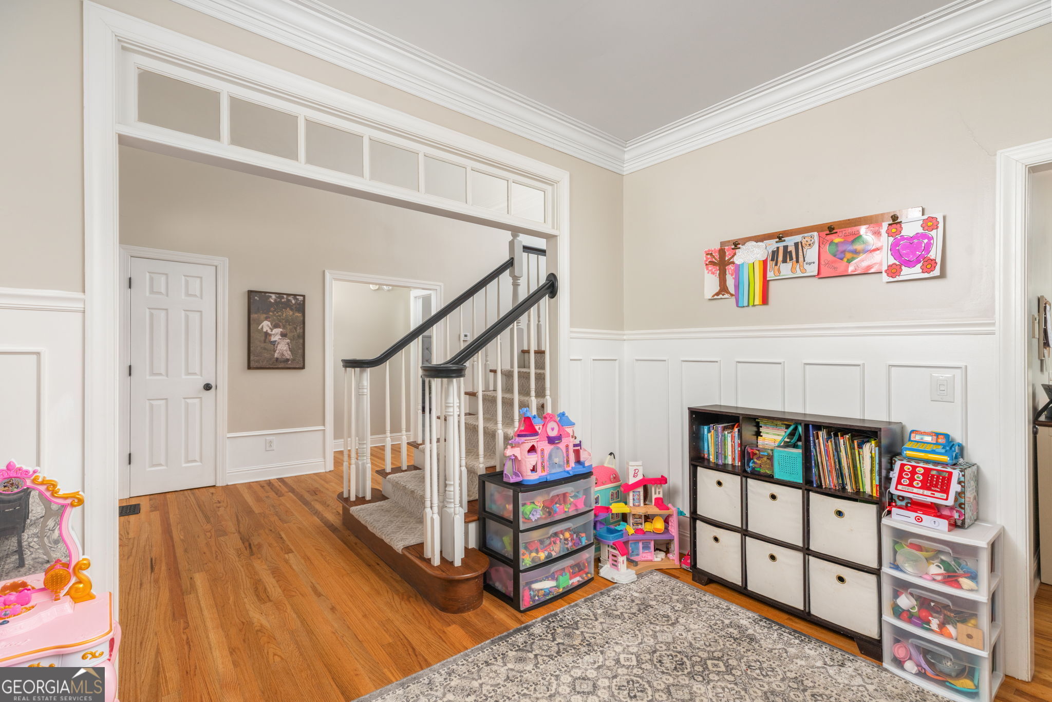144 Cambridge Way Macon, GA 31220 - Photo 23 of 50 a living room with furniture and a book shelf