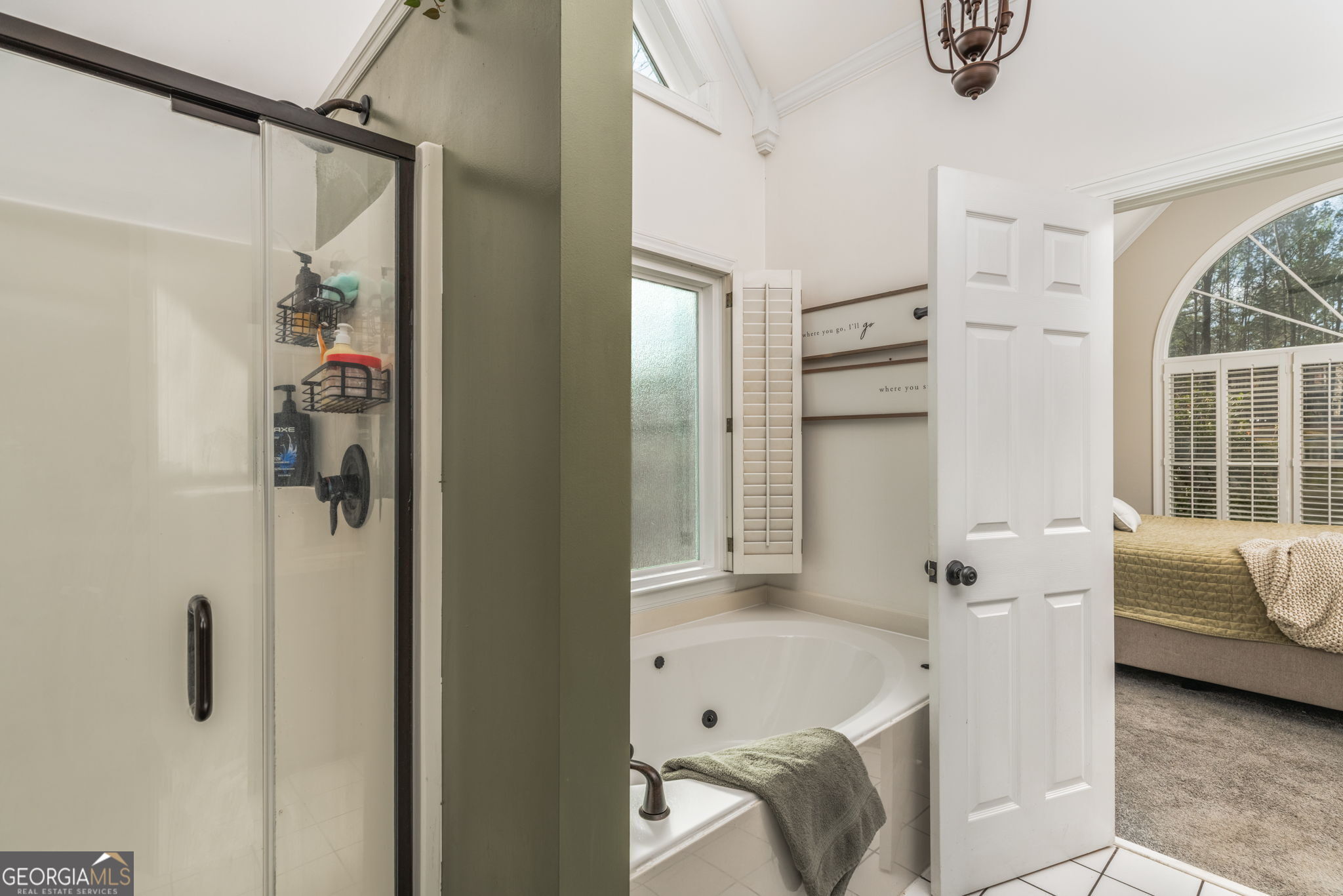 144 Cambridge Way Macon, GA 31220 - Photo 29 of 50 a bathroom with a tub sink and mirror