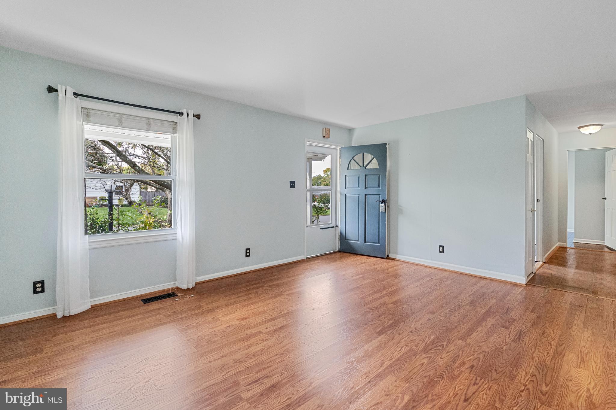 202 West Beech Road Sterling, VA 20164 - Photo 3 of 23 Living Room