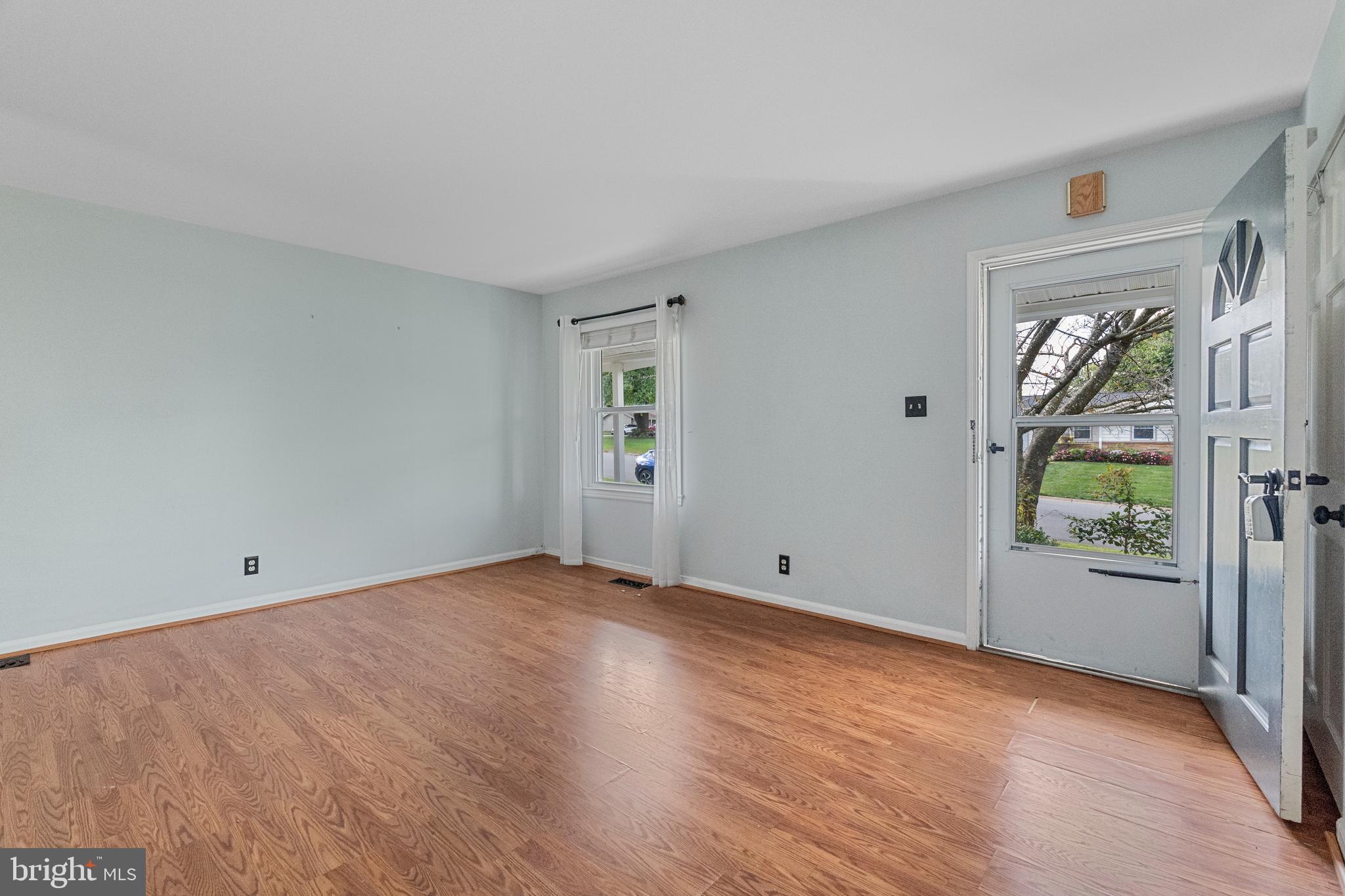 202 West Beech Road Sterling, VA 20164 - Photo 4 of 23 Living Room