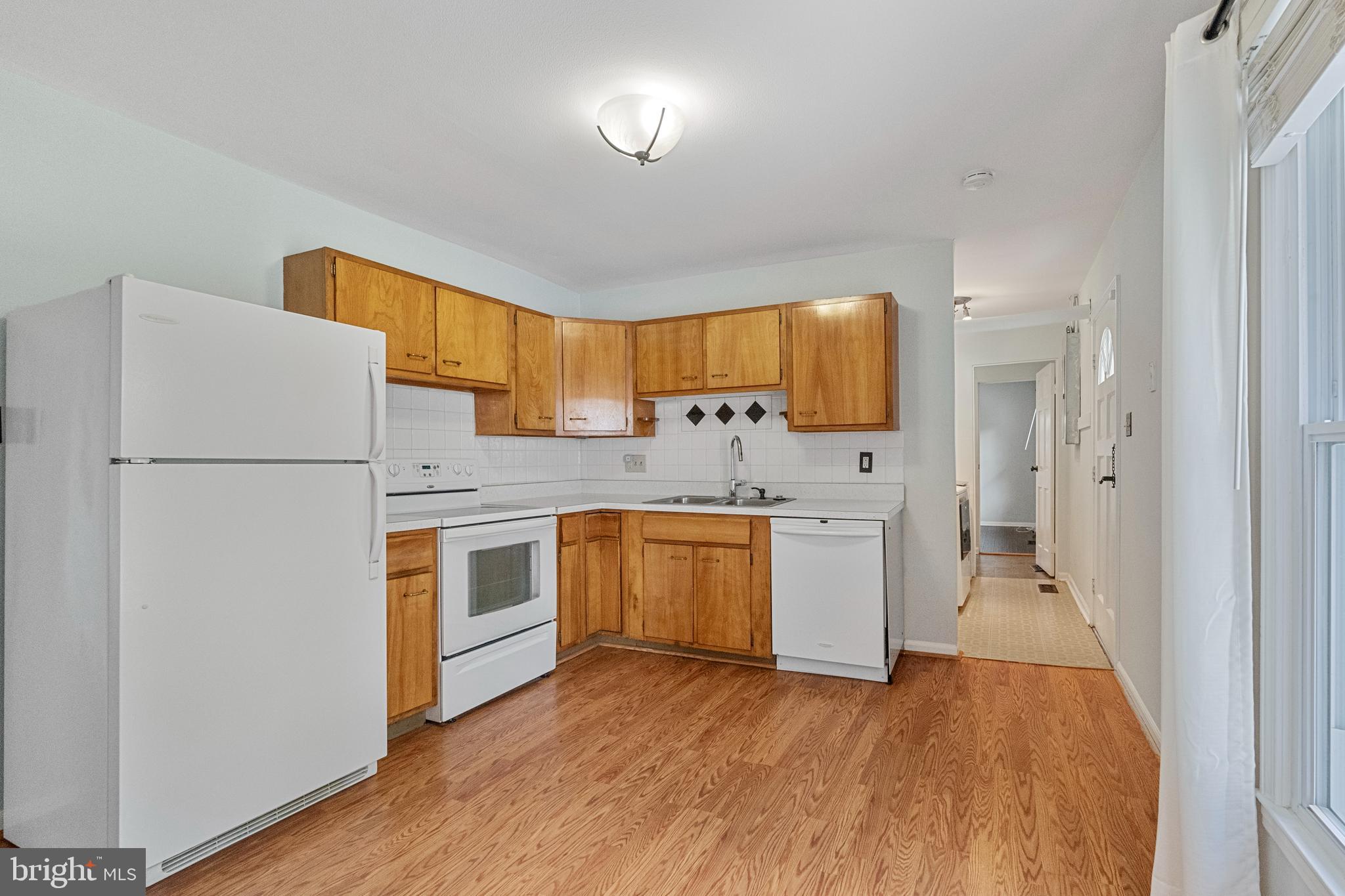 202 West Beech Road Sterling, VA 20164 - Photo 5 of 23 Kitchen