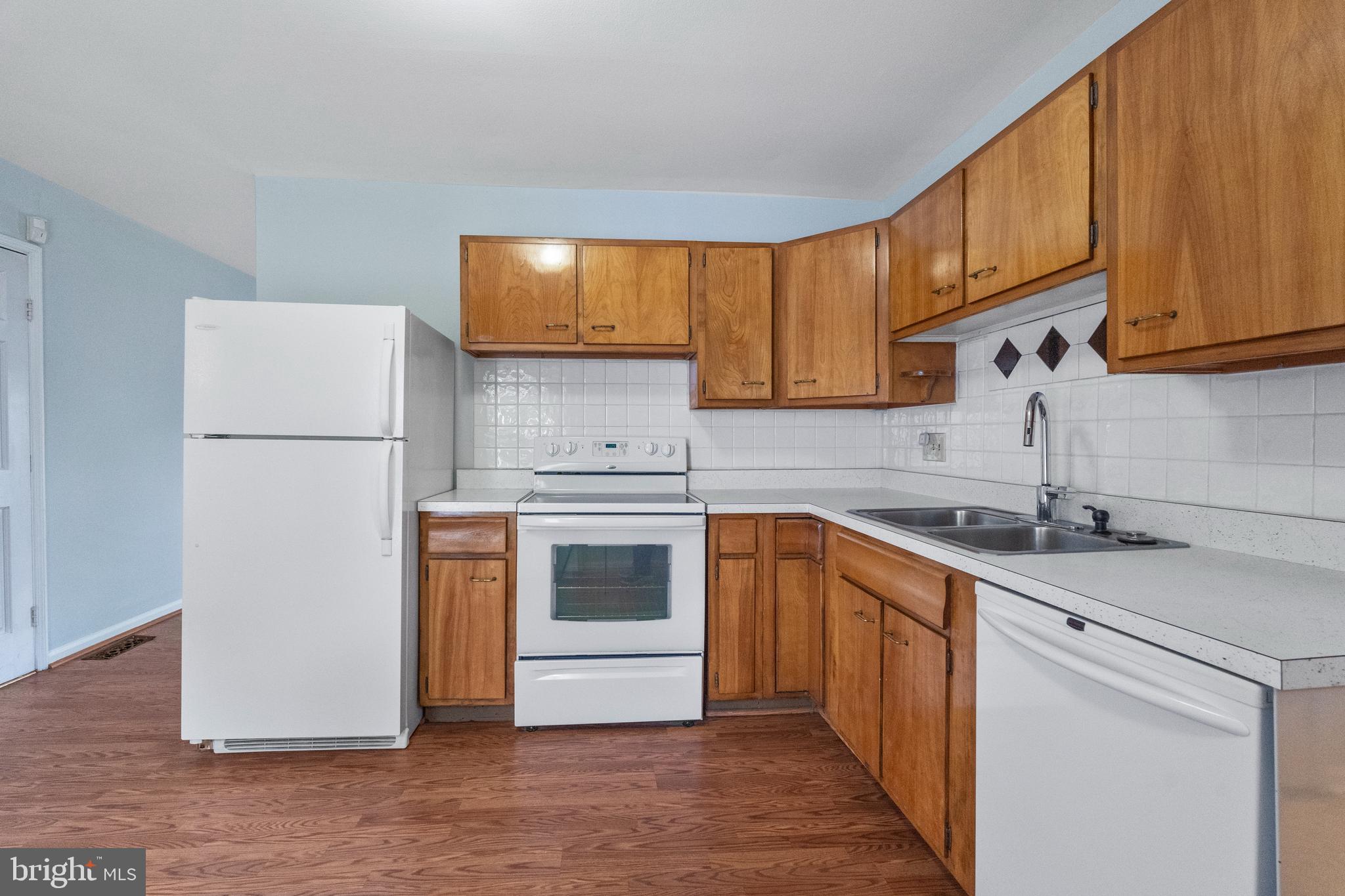 202 West Beech Road Sterling, VA 20164 - Photo 6 of 23 Kitchen
