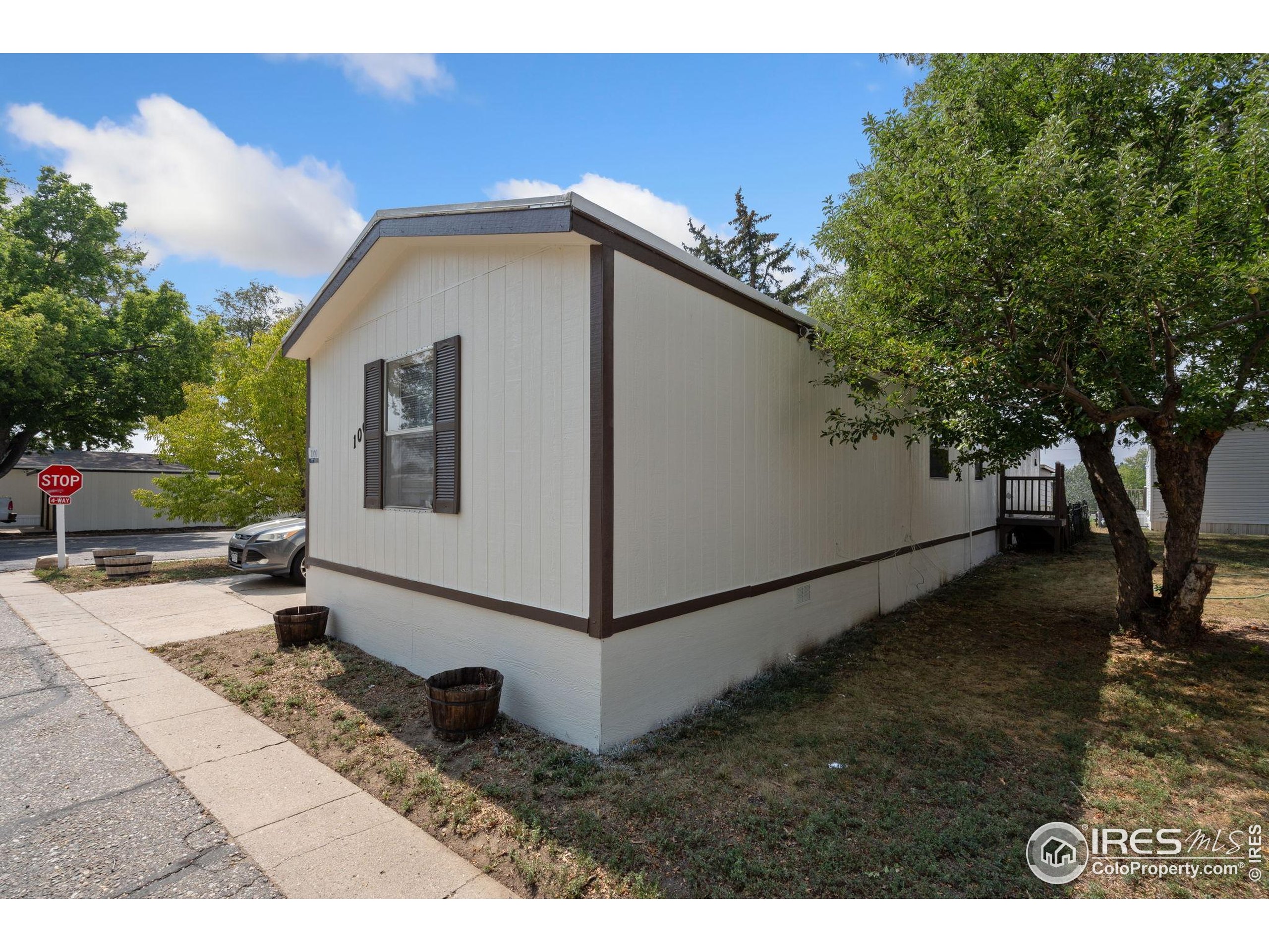 4105 North Garfield Avenue, Unit 100 Loveland, CO 80538 - Photo 3 of 17 a backyard of a house