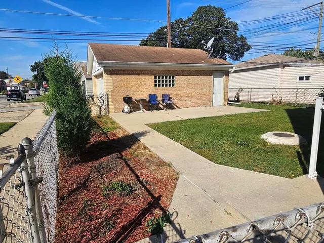 a view of a back yard of the house