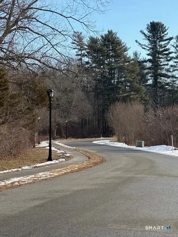 $2,700 | 77 Lyme Street, Unit 2L, Old Lyme, CT 06371