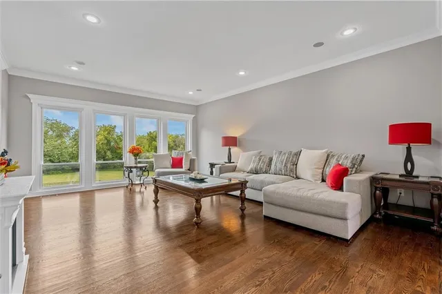 $749,900 | 607 Indian Trail Court, Smithville, MO 64089