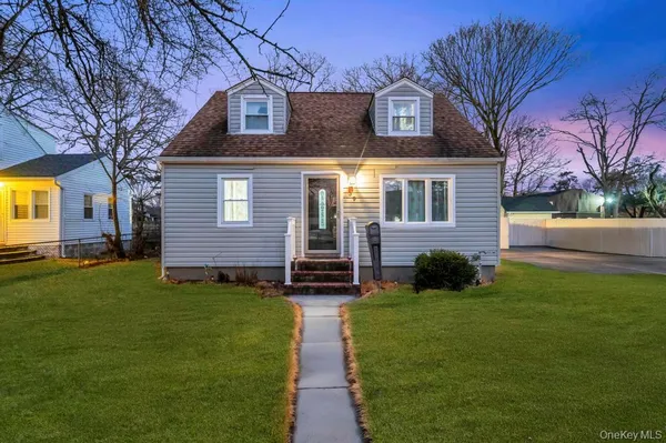 $599,999 | 39 Andrews Avenue, Wheatley Heights, NY 11798