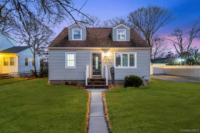 $700,000 | 39 Andrews Avenue, Wheatley Heights, NY 11798