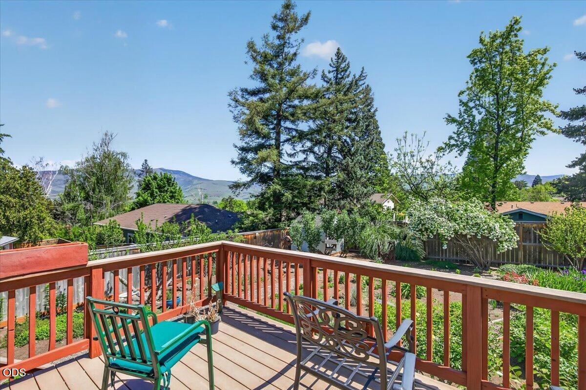 1056 Beswick Way Ashland, OR 97520 - Photo 2 of 47