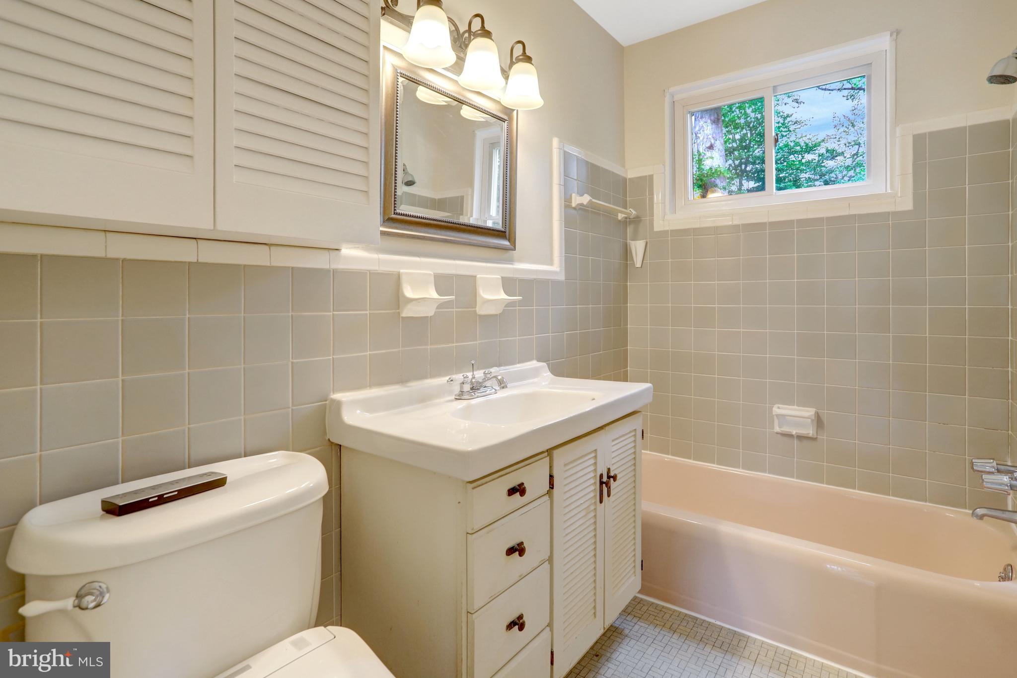 7623 Mendota Place Springfield, VA 22150 - Photo 32 of 67 HALL FULL BATHROOM