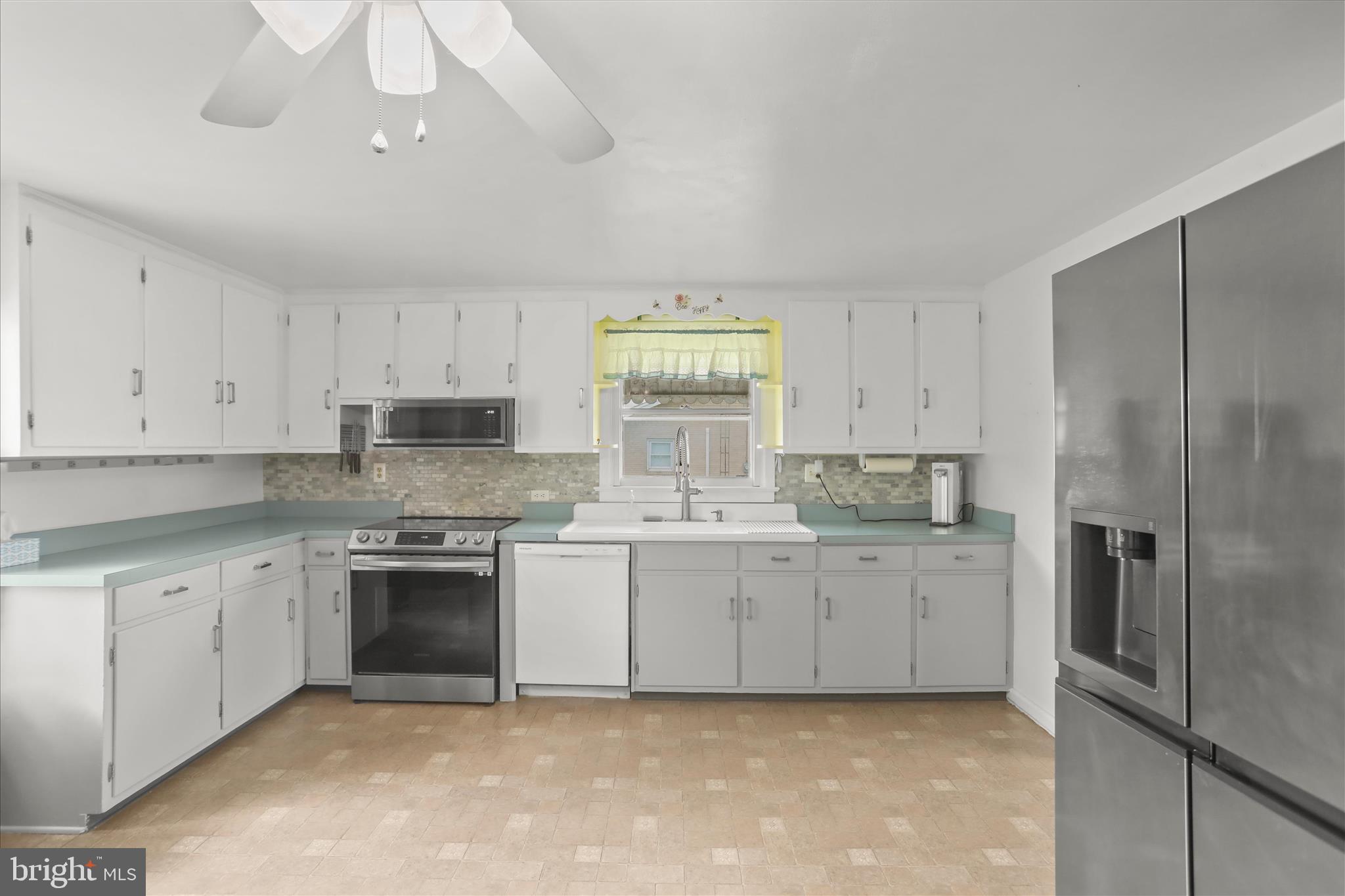 6 South Grant Road Thomasville, PA 17364 - Photo 10 of 49 Kitchen w/ 2 Year Old Appliances