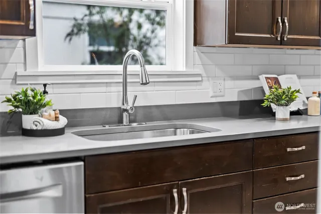 $585,000 | 422 8th Avenue Northeast, Puyallup, WA 98372