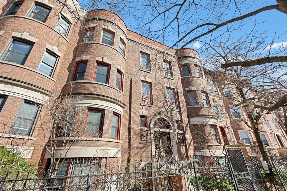 4059 North Sheridan Road, Unit 3 Chicago, IL 60613 - Photo 1 of 19 Gallery Image 1