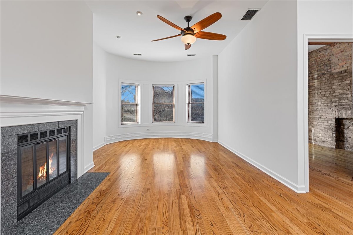 4059 North Sheridan Road, Unit 3 Chicago, IL 60613 - Photo 3 of 19 Gallery Image 3