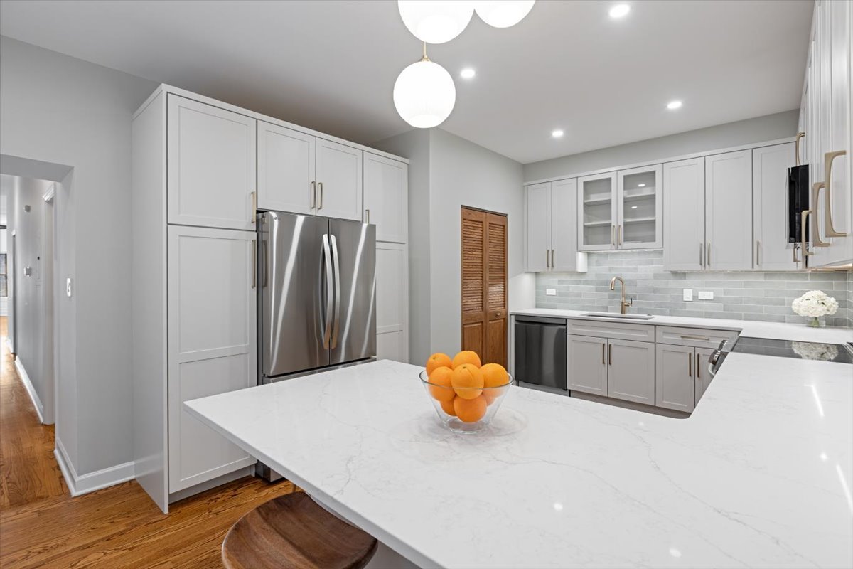 4059 North Sheridan Road, Unit 3 Chicago, IL 60613 - Photo 6 of 19 Gallery Image 6